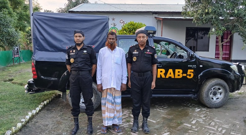 পাবনায় দ্বিতীয় শ্রেনীর শিশু ধর্ষণ মামলার প্রধান আসামী চাঁপাইনবাবগঞ্জে র‌্যাবের হাতে গ্রেপ্তার
